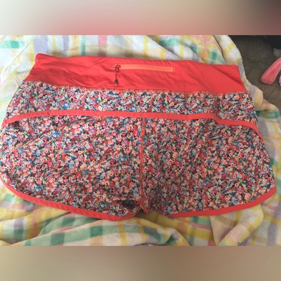 Lululemon floral speed short size 10 - Picture 2 of 7